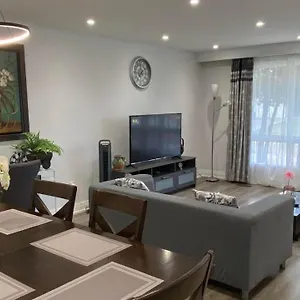 Spectacular 3 Bedroom 2 Wr House - Close To Airport , Toronto Canada
